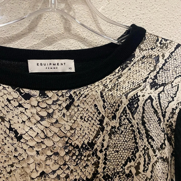Equipment Roland Silk Snake Print Front Crew Neck Sweater Size XS EUC - Picture 3 of 4